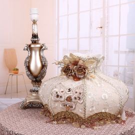 Pastoral İşlemeli Abajur