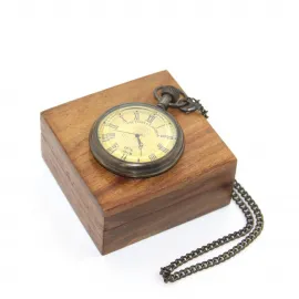 El Yapımı Ahşap Kutusunda Antik Pirinç Köstekli Cep Saati | Nostaljik Saat