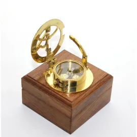 Antik Pirinç Sundial Pusula & Ahşap Kutusu: Klasik Seyahat Temalı Hediye ve Dekorasyon