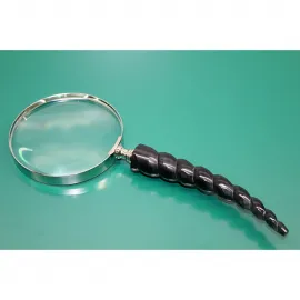 Zarif Boynuz Saplı Pirinç Büyüteç – Koleksiyonluk Antika Görünümlü Masa ve Okuma Büyüteci – Net Görüş Sunan Şık Dekoratif Büyüteç