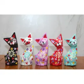 El Yapımı Ahşap Renkli Çiçek Desenli Kedi Biblo – Ev Dekorasyonu İçin Şık Obje