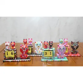 El Yapımı Ahşap Kedili Sonsuz Takvim Biblosu – Renkli ve Şık Dekoratif Kedi Figürlü Masa Takvimi Hediye Seçeneği