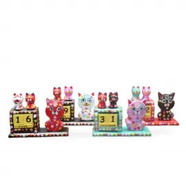 El Yapımı Ahşap Kedili Sonsuz Takvim Biblosu – Renkli ve Şık Dekoratif Kedi Figürlü Masa Takvimi Hediye Seçeneği