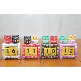 Renkli Ahşap Baykuş Tasarımlı Dekoratif Perpetual Takvim Biblosu – Ev ve Ofis Hediyesi