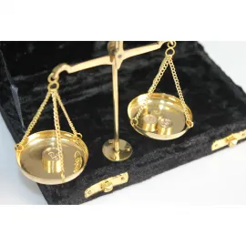 Zarif Pirinç Terazi: Hassas Ölçümler ve Dekoratif Estetik, Özel Kutulu 10 Gram Kapasite