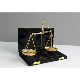 Pirinç Hassas Terazi 40 Gram – Dekoratif Adalet Sembolü & Koleksiyonluk Masa Üstü Terazi 21x13 Cm