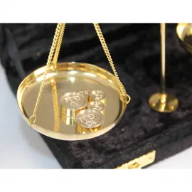 Pirinç Hassas Terazi 40 Gram – Dekoratif Adalet Sembolü & Koleksiyonluk Masa Üstü Terazi 21x13 Cm