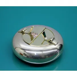 Şık ve Modern Pirinç Kapaklı Küllük: Masaüstü İçin Metal Estetik ve Fonksiyonellik