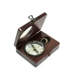 El Yapımı Antik Pirinç Pusula, Özel Desenli Ahşap Kutusuyla Denizci ve Koleksiyon Meraklılarına Özel Bir Hediye