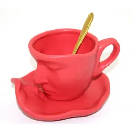 Özgün Yüz Tasarımlı Kırmızı Porselen Kupa Bardak ve Tabağı - Sanatsal Kahve Deneyimi