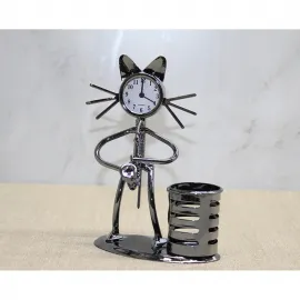 Şık Metal Saksafoncu Kedi Müzisyen Figürlü Masa Saati ve Kalemlik - Dekoratif Ofis Ev Aksesuarı
