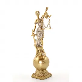 Adalet Tanrıçası Temalı Gold Polyester Biblo: Hukukun Sembolü ve Dekoratif Figür