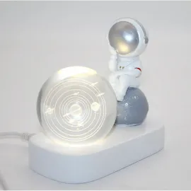 Astronot Figürlü Solar Sistem Kristal Küre Gece Lambası – Uzay Temalı Led Dekoratif Biblo