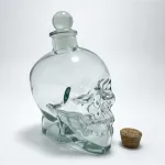 Şık ve Gizemli Cam Kurukafa Şişesi 14 cm – Ruhunuzu Yansıtan Dekoratif İçki Şişesi