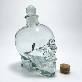 Şık ve Gizemli Cam Kurukafa Şişesi 14 cm – Ruhunuzu Yansıtan Dekoratif İçki Şişesi