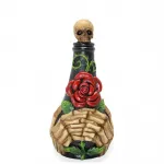 Gotik Aşkın Romantik Yüzü: Kuru Kafa, El ve Kızıl Gül Temalı Polyester Dekoratif Biblo