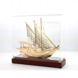 Lüks Pirinç Dhow Gemi Modeli: Akrilik Koruma Kutulu, Dekoratif Yelkenli Maket