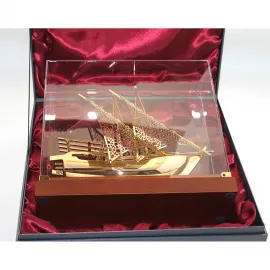 Lüks Pirinç Dhow Gemi Modeli: Akrilik Koruma Kutulu, Dekoratif Yelkenli Maket