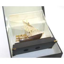 Lüks Deri Kutulu Pirinç Gemi Maketi – El Yapımı Dekoratif Yelkenli Tekne Modeli