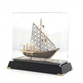 Lüks Deri Kutulu Pirinç Gemi Maketi – El Yapımı Dekoratif Yelkenli Tekne Modeli