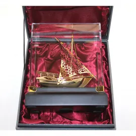 Zarif Altın Renkli Pirinç Gemi Maketi: Şeffaf Kutulu Dekoratif Deniz Temalı Koleksiyon Objeleri