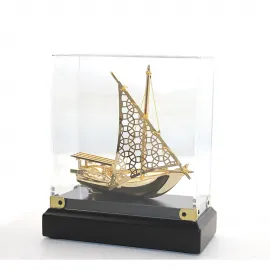 Zarif Altın Renkli Pirinç Gemi Maketi: Şeffaf Kutulu Dekoratif Deniz Temalı Koleksiyon Objeleri