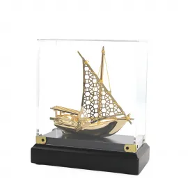 Zarif Altın Renkli Pirinç Gemi Maketi: Şeffaf Kutulu Dekoratif Deniz Temalı Koleksiyon Objeleri