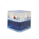 Masaüstü Okyanus Deneyimi: Batmayan Sörfçü ve Köpekbalıkları Temalı Dekoratif Akrilik Küp