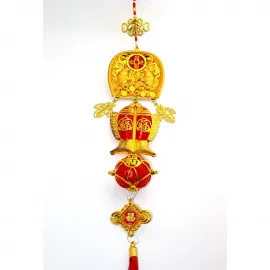 Altın Renkli Çin Yeni Yılı Şans ve Bereket Askılığı: Çift Balık, Fu Karakteri ve Şans Parası Temalı Dekoratif Duvar Süsü