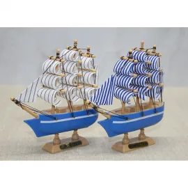Dekoratif Mavi Beyaz Çizgili Yelkenli Plastik Gemi Biblo Figürü – Deniz Temalı Ev Ofis