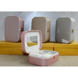 Şık Deri Kaplamalı Çok Bölmeli Makyaj ve Takı Saklama Kutusu | Aynalı Kilitli Organizer