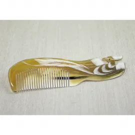 El Yapımı Doğal Kemik Tavuskuşu Desenli Saç Tarağı – Sağlıklı ve Zarif Hediye