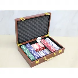 Lüks Deri Çantalı Profesyonel Poker Seti: 200 Chip, 2 Deste İskambil Kartı ve Zarlarıyla