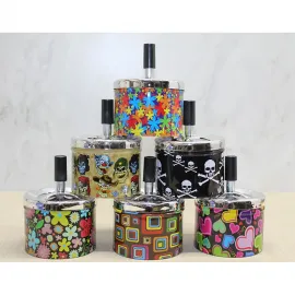 Dekoratif Metal Renkli Basmalı Küllük Yuvarlak Tasarım: Şık ve Fonksiyonel Sigara Küllüğü