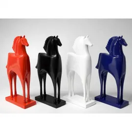 Modern Şık At Figürü: Parlak Renk Seçenekleriyle Ev ve Ofis İçin Dekoratif Polyester Obje