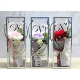 El Örgüsü Tığ İşi Gül ve Papatya Buketi – Şeffaf Kutusunda Kalıcı Hediye