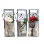 El Örgüsü Tığ İşi Gül ve Papatya Buketi – Şeffaf Kutusunda Kalıcı Hediye