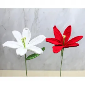 El Yapımı Beyaz ve Kırmızı El Örgüsü Zambak Çiçeği | Zarif Ev Dekorasyonu