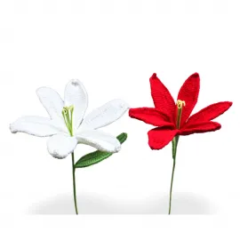 El Yapımı Beyaz ve Kırmızı El Örgüsü Zambak Çiçeği | Zarif Ev Dekorasyonu