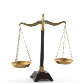 Zarif Pirinç Terazi Adalet Sembolü Ev Ofis Dekorasyonu İçin Klasik Nostaljik Hukuk Süsü