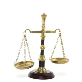 El Yapımı Görünümlü Pirinç Adalet Terazisi Heykeli: Hukuk Bürosu & Ev Dekorasyonu İçin Şık Bir Dokunuş