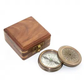Vintage Tasarım Ahşap Kutusunda Pirinç Pusula: Seyahat Tutkunlarına Özel Antika Tarzı