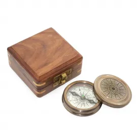 Vintage Tasarım Ahşap Kutusunda Pirinç Pusula: Seyahat Tutkunlarına Özel Antika Tarzı