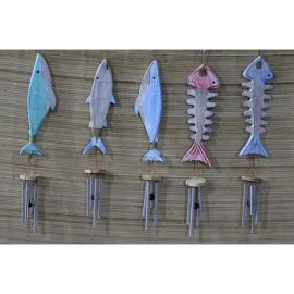 El Yapımı Rustik Deniz Temalı Ahşap Balık Figürlü Metal Rüzgar Çanı – 70 cm Dekoratif
