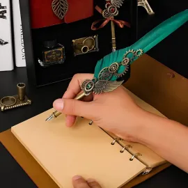 Öğretmene Hediye Kişiye Özel Yeşil Tüy Divit Kalem & Kahverengi Defter Seti - 8 Farklı Kaligrafi Ucu