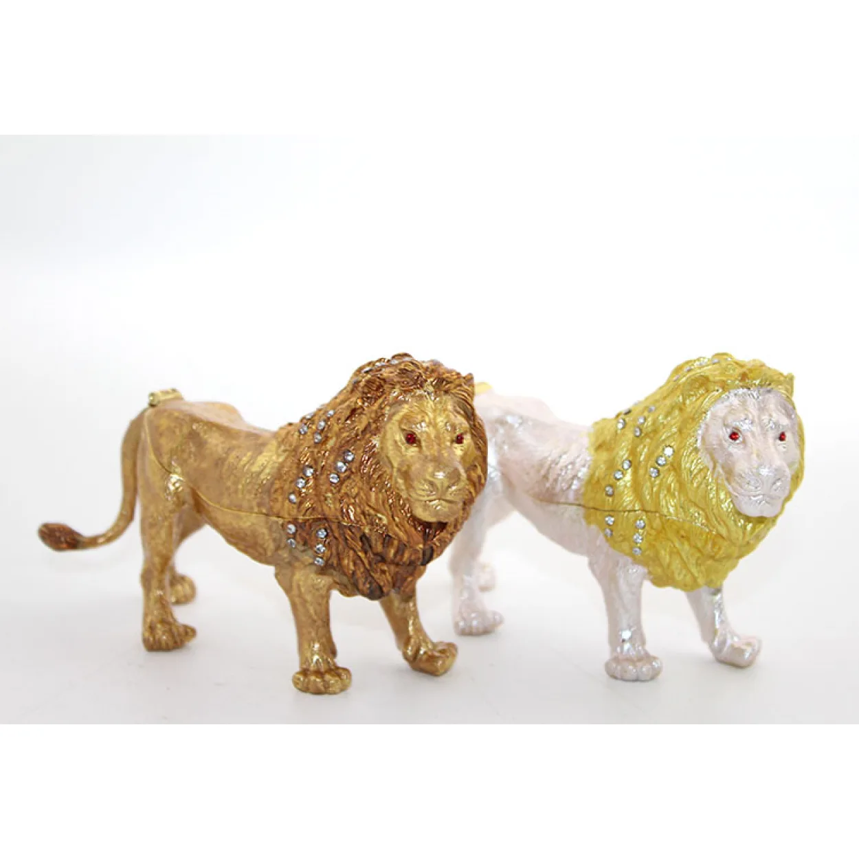 Swarovski Taşlı Parlak Aslan Biblo: Ev Dekorasyonu için Şık ve Göz Alıcı Tekli Figür Swarovski Taşlı Parlak Aslan Biblo: Ev Dekorasyonu için Şık ve Göz Alıcı Tekli Figür