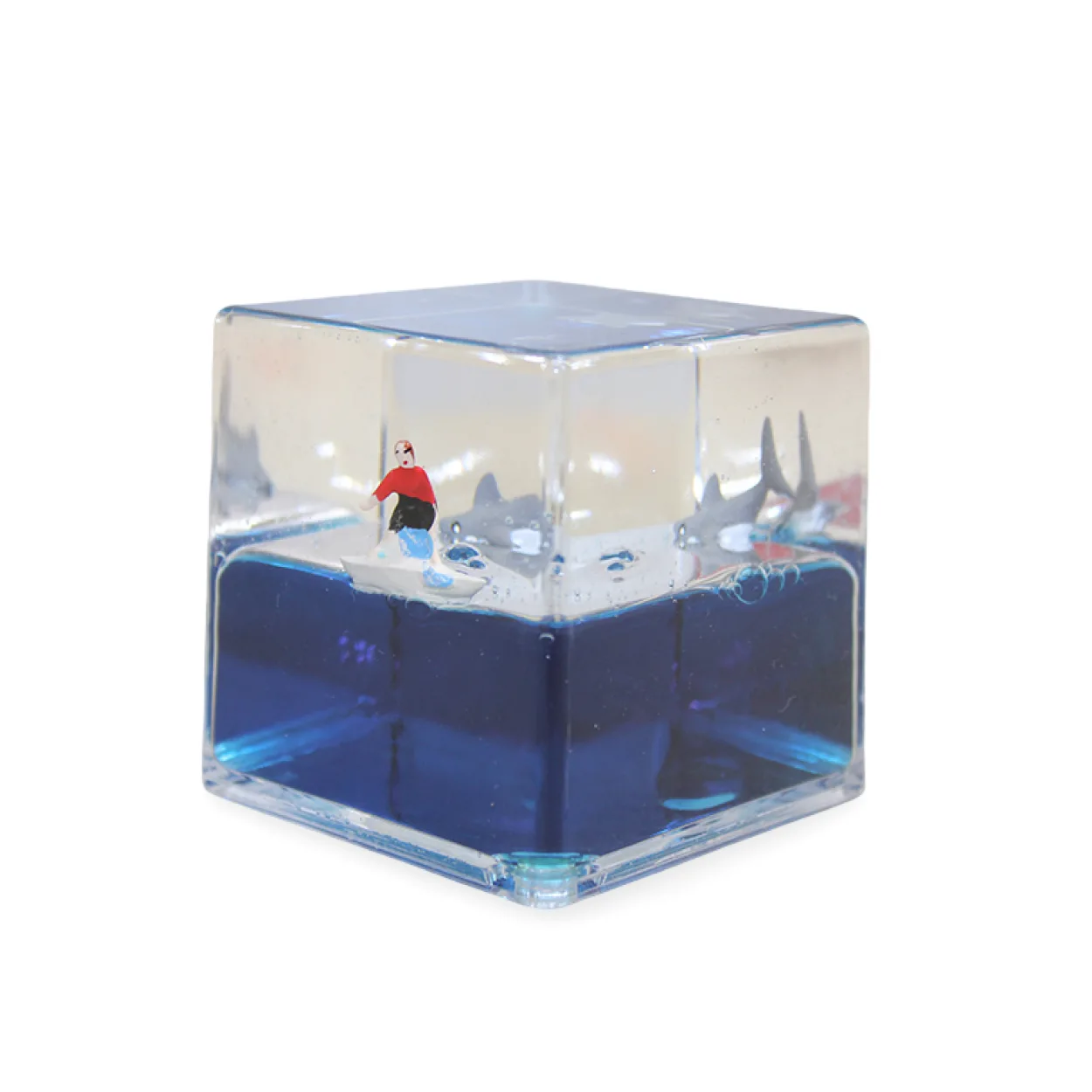 Masaüstü Okyanus Deneyimi: Batmayan Sörfçü ve Köpekbalıkları Temalı Dekoratif Akrilik Küp Masaüstü Okyanus Deneyimi: Batmayan Sörfçü ve Köpekbalıkları Temalı Dekoratif Akrilik Küp